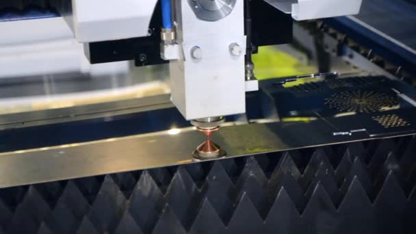 Лазерний промінь вирізає листовий метал у виробництві . — стокове відео