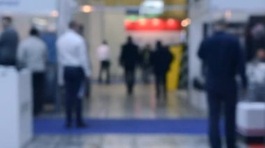 Bulanık arka plan akışını alan alışveriş merkezi içinde birçok kişi