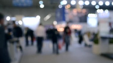 Akışı alan alışveriş merkezi veya alışveriş merkezi içinde birçok insanın