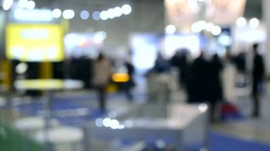 Akışı alan alışveriş merkezi veya alışveriş merkezi içinde birçok insanın