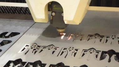 Lazer ışını sac imalatında keser..