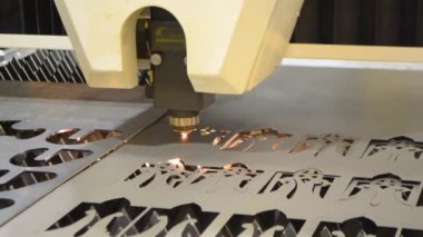 Lazer ışını sac imalatında keser..