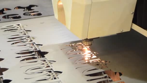 Um feixe de laser corta a chapa metálica na fabricação . — Vídeo de Stock