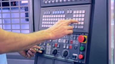 Kontrol Paneli'nde çalışan adam ile bir sanayi makinesi fabrikasında çalışıyor.