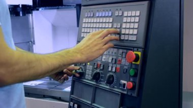 Kontrol Paneli'nde çalışan adam ile bir sanayi makinesi fabrikasında çalışıyor.