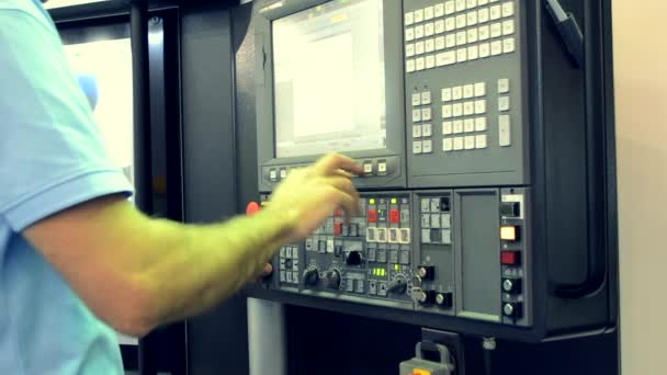 Muži, kteří pracují na ovládacím panelu pracuje s průmyslové stroje v továrně — Stock video