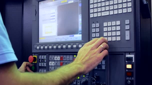 L'uomo che lavora al pannello di controllo lavora con una macchina industriale in fabbrica — Video Stock