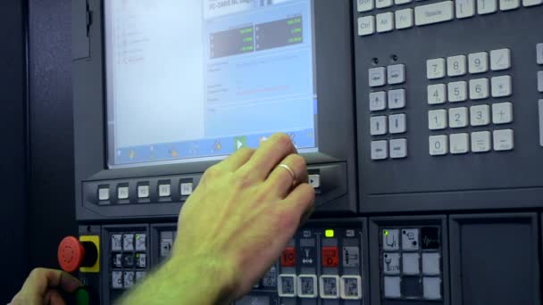 La persona trabaja detrás del panel de control de la máquina de producción en la fábrica — Vídeo de stock