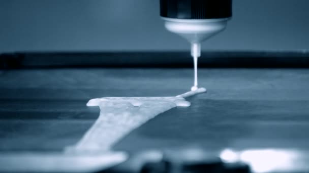 3D-printer afdrukken pannenkoeken met vloeibaar deeg verschillende vormen close-up. — Stockvideo