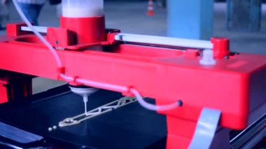 3D yazıcı yazdırma krep ile sıvı hamur farklı şekiller yakın çekim.