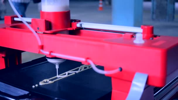 3D-printer afdrukken pannenkoeken met vloeibaar deeg verschillende vormen close-up. — Stockvideo