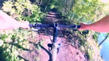 Bisiklet üzerinde Bisiklete binme kişi yeşil orman binmek