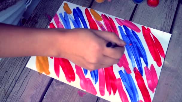 Schilderij vinger schildert gouache abstracte patroon close-up. — Stockvideo
