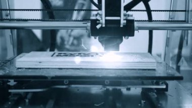 3D yazıcı lazer ışını desen yakın çekim ahşap bir gemide yakar.