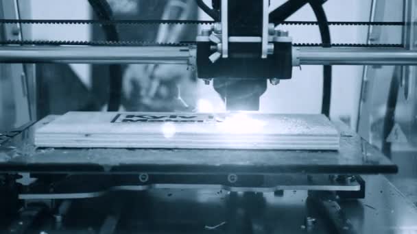 3D printer laserstraal brandt de close-up van het patroon op een houten plank — Stockvideo