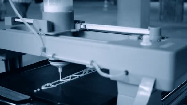 3D-printer afdrukken pannenkoeken met vloeibaar deeg verschillende vormen close-up. — Stockvideo