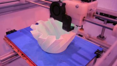 Otomatik üç boyutlu 3D yazıcı plastik gerçekleştirir.