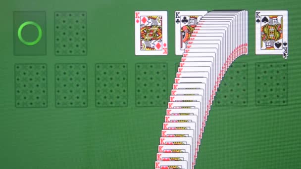 Человек играет в компьютерную игру Пасьянс на мониторе компьютера крупным планом — стоковое видео