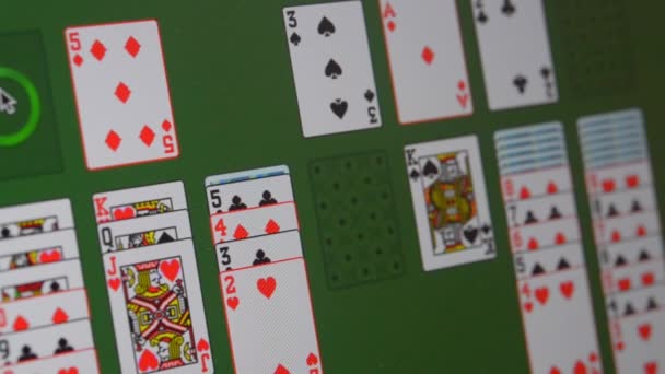 Adam bilgisayar oyunu Solitaire monitörde bilgisayar yakın çekim oynamak. — Stok video