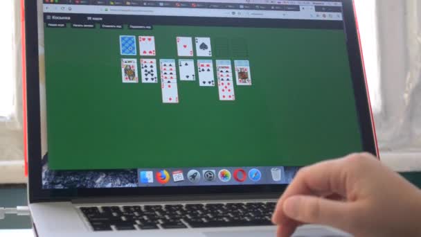 Человек играет в компьютерную игру Пасьянс на мониторе компьютера крупным планом — стоковое видео