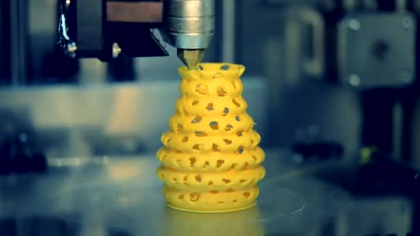 Автоматический трехмерный 3D принтер выполняет пластик. — стоковое видео