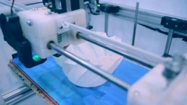 Otomatik üç boyutlu 3D yazıcı plastik gerçekleştirir.