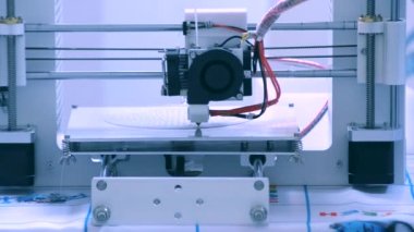 Otomatik üç boyutlu 3D yazıcı plastik gerçekleştirir.