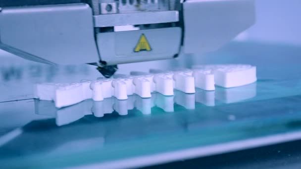Automatic three dimensional 3d printer performs plastic. — Stock Video