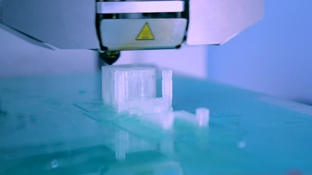 Impresora 3D tridimensional automática realiza plástico. — Vídeo de stock