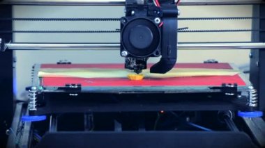 3D yazıcı çalışıyor. Birleşmiş depozito modelleme, FDM. 3B yazıcı yazdırma