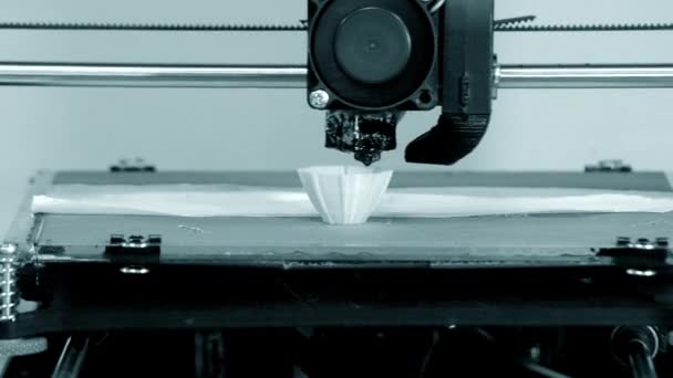 Automatische driedimensionale 3D-printer voert plastic uit. — Stockvideo