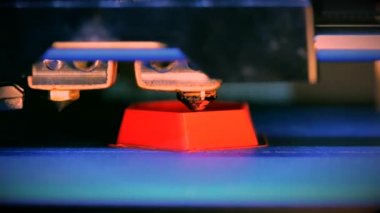 3D basımevinde nesneler. FDM. Progressive modern katkı teknoloji modelleme ifade erimiş. Kavram 4.0 Sanayi Devrimi. Otomatik 3d printerlere harcama maddeler plastik modelleme laboratuvarda gerçekleştirir..