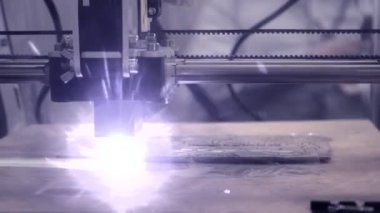 3D yazıcı lazer ışını desen yakın çekim ahşap bir gemide yakar..