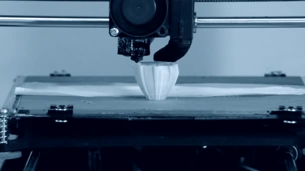 打印机打印的对象 熔融沉积建模 渐进式现代添加剂技术 概念4 工业革命 自动3D 打印机在实验室中执行塑料建模 — 图库视频影像