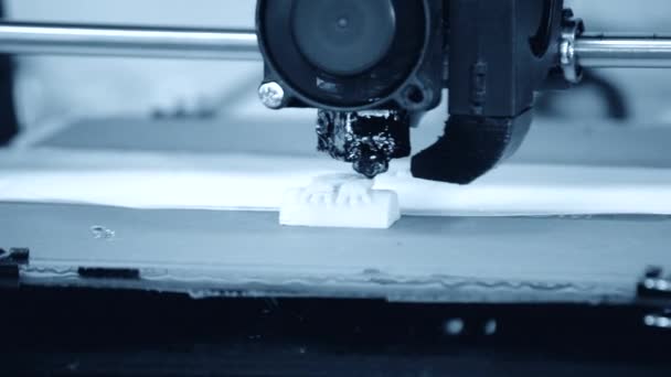 Objekty vytištěné 3D tiskárnou — Stock video