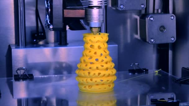 Automatyczna trójwymiarowa drukarka 3D wykonuje plastik. — Wideo stockowe