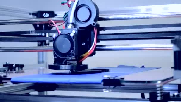 Impresora 3D tridimensional automática realiza plástico. — Vídeos de Stock