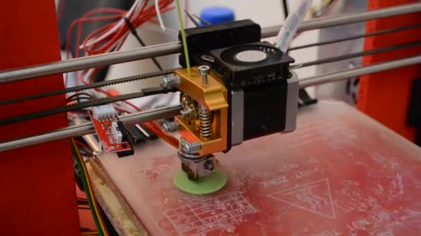 Impresora 3D trabajando de cerca. Impresora 3D tridimensional automática — Vídeos de Stock