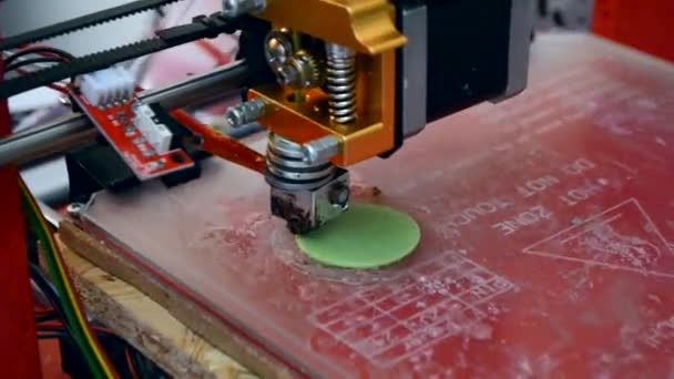 3D εκτυπωτής που δουλεύει από κοντά. Αυτόματη τρισδιάστατη 3d εκτυπωτή — Αρχείο Βίντεο