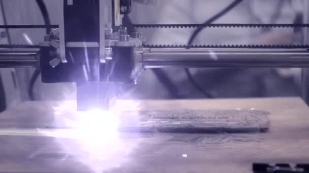 3D printer laserstraal brandt de close-up van het patroon op een houten plank. — Stockvideo