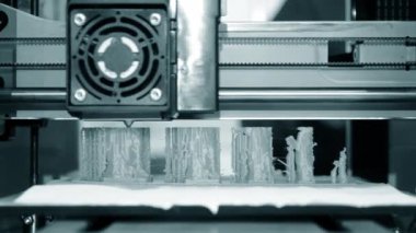 3D yazıcı yakından çalışıyor. Otomatik üç boyutlu 3D yazıcı