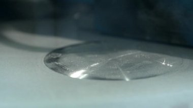 Metal, lazer etkisi altında istenen şekle dönüşür.