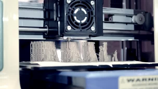 3D-Drucker arbeiten aus nächster Nähe. Automatischer 3D-Drucker — Stockvideo