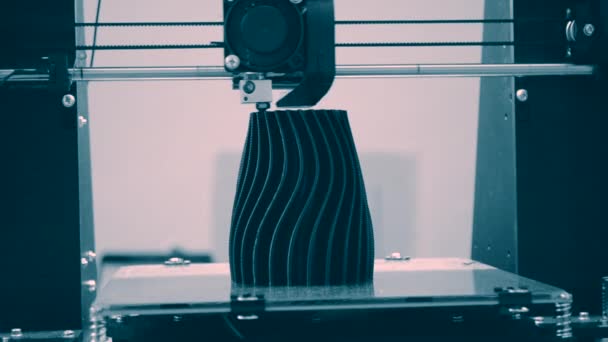 Automatická trojrozměrná 3D tiskárna provádí plasty. — Stock video