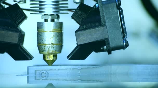 Automatische driedimensionale 3D-printer voert plastic uit. — Stockvideo