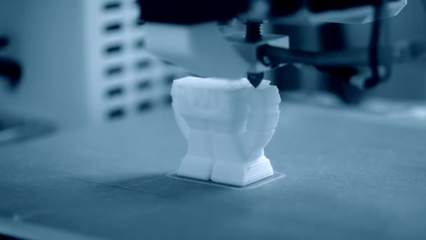 Impresora Trabajando Cerca Impresora Tridimensional Automática Realiza Plástico Impresora Moderna — Vídeo de stock