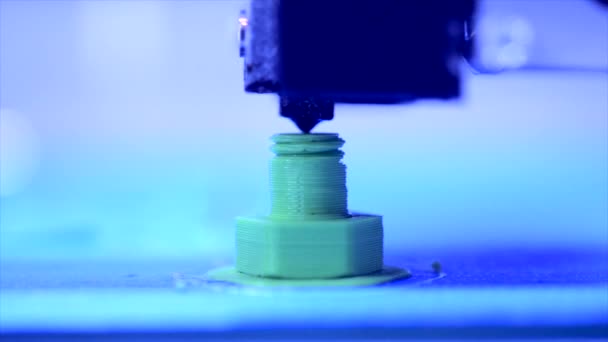 Automatische driedimensionale 3D-printer voert plastic uit. — Stockvideo