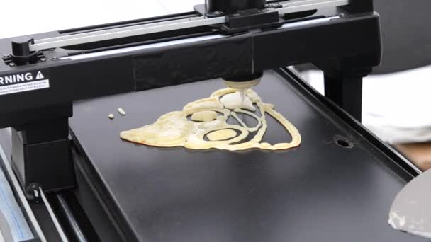 3D tiskárna pro tekuté těsto. 3D tiskárna tisk palačinky — Stock video