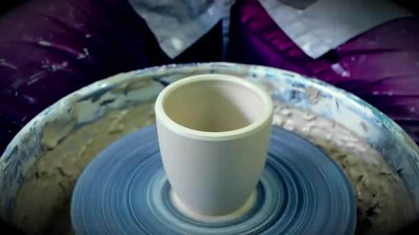Spuitgieten van clay op een close-up van de wiel pottenbakkers. Naadloze loops. — Stockvideo