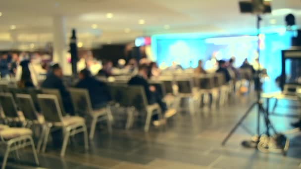 Mucha gente está sentada en el auditorio escuchando la conferencia de presentación — Vídeo de stock